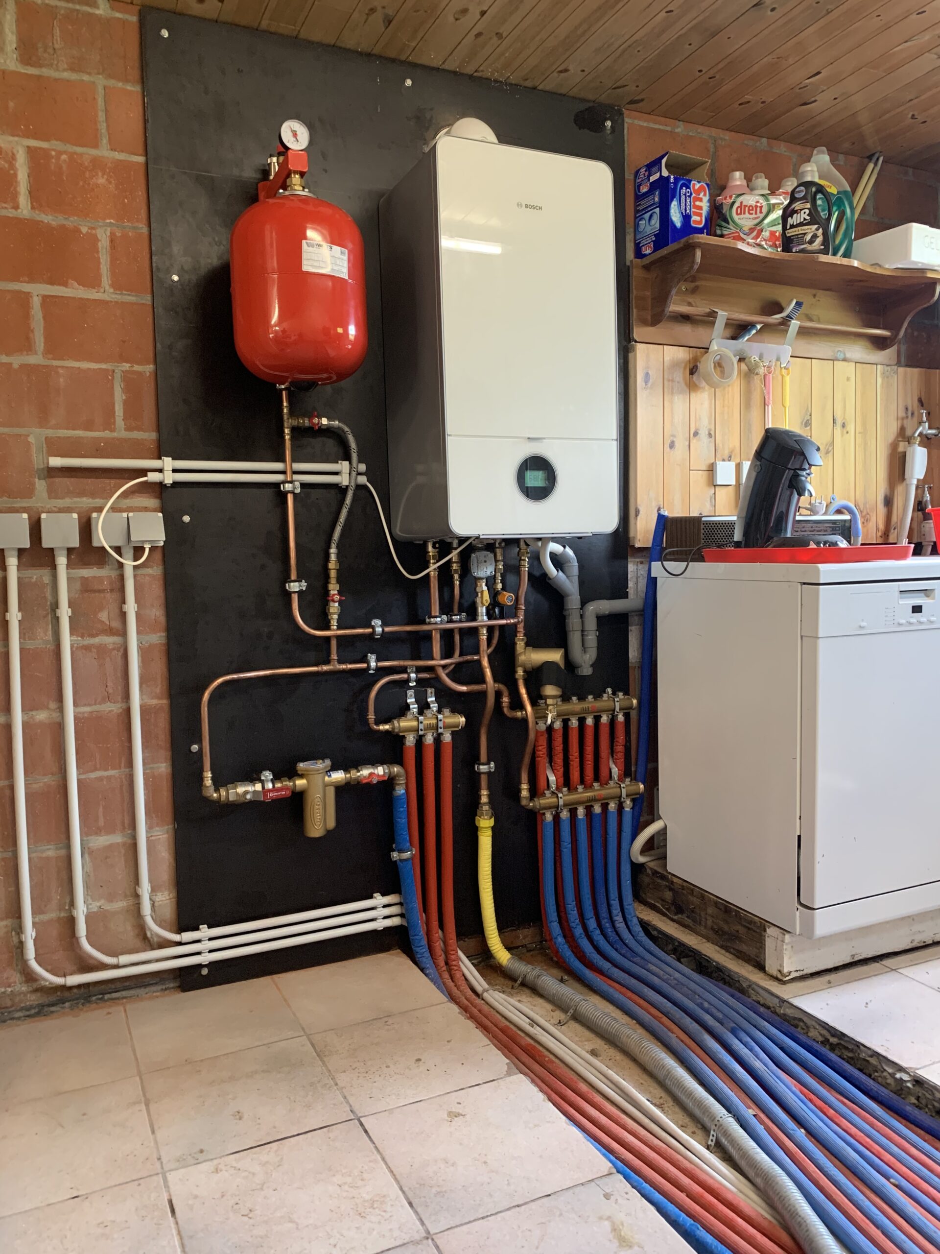 Plaatsen slimme gaswandketel